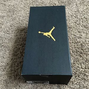 Jordan play slide box size 8